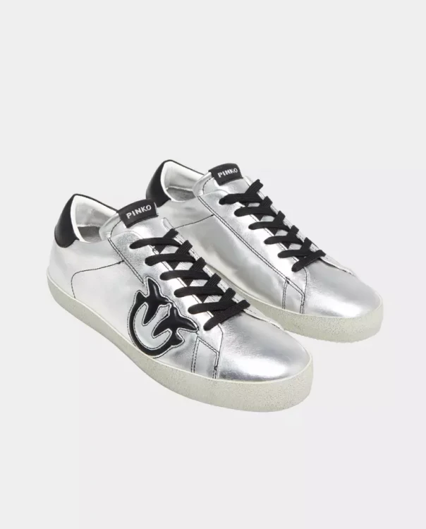768_1024_kobieta-srebrne-sneakersy-seattle-pinko.webp