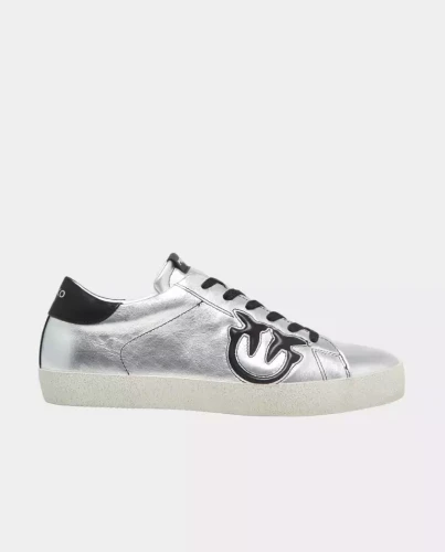 768_1024_cr_kobieta-srebrne-sneakersy-seattle-pinko.webp