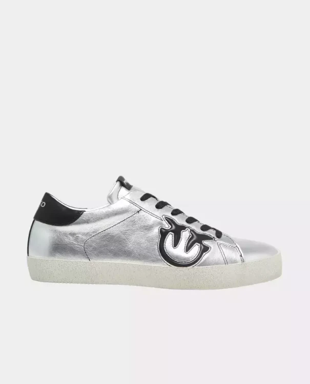 768_1024_cr_kobieta-srebrne-sneakersy-seattle-pinko.webp