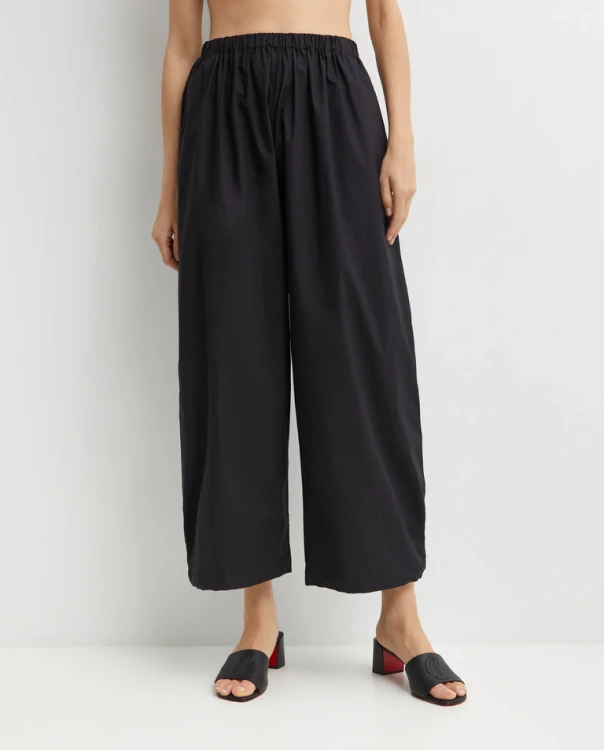 768_1024_damskie-czarne-szerokie-spodnie-roger-pinko.webp