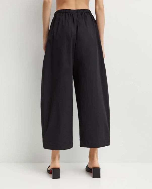 768_1024_damskie-czarne-szerokie-spodnie-roger-pinko-1.webp