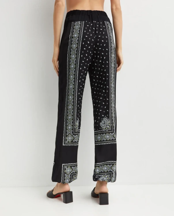 768_1024_damskie-czarne-spodnie-z-nadrukiem-bandany-pinko-1.webp